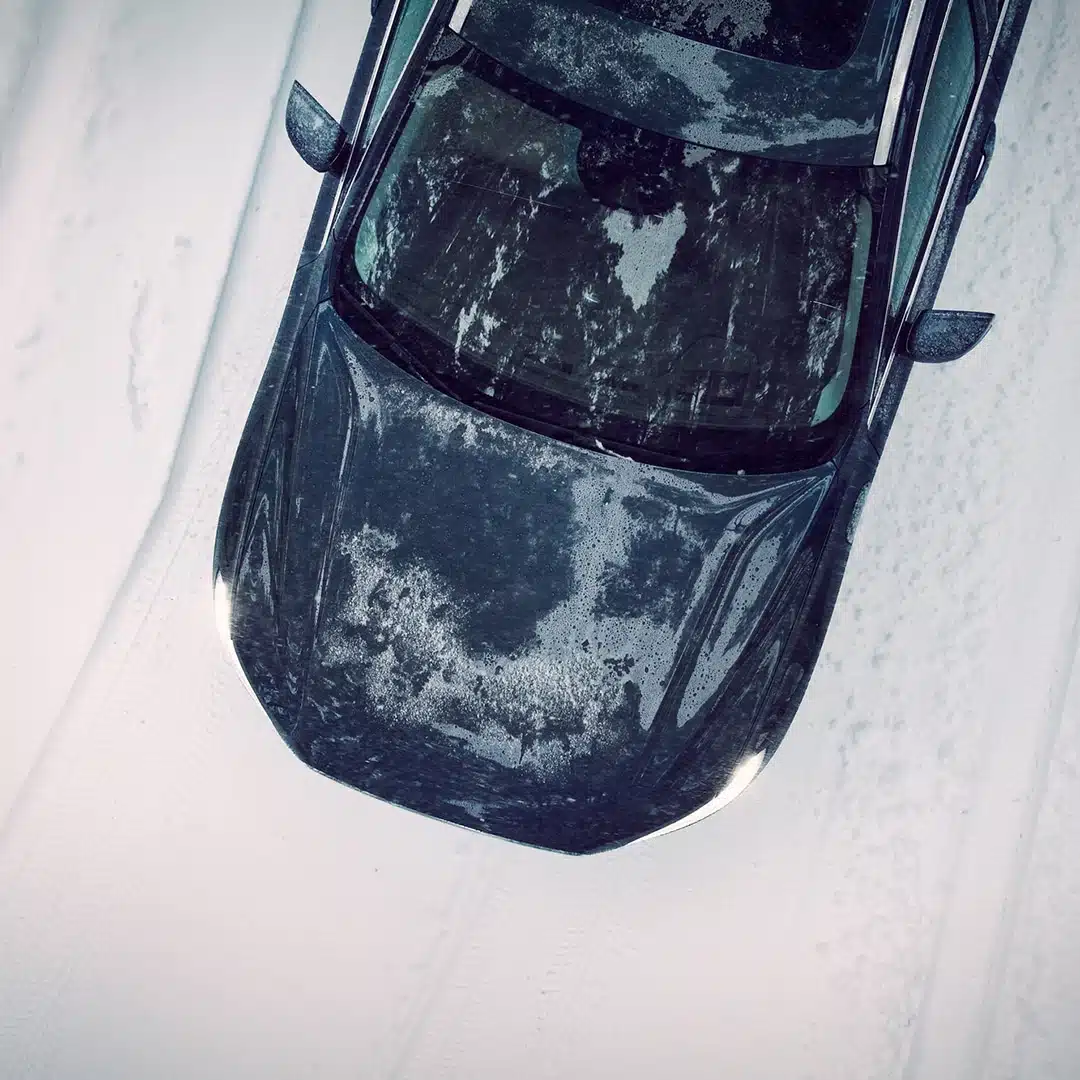 Bil som kör på vinterväg med dubbade däck.