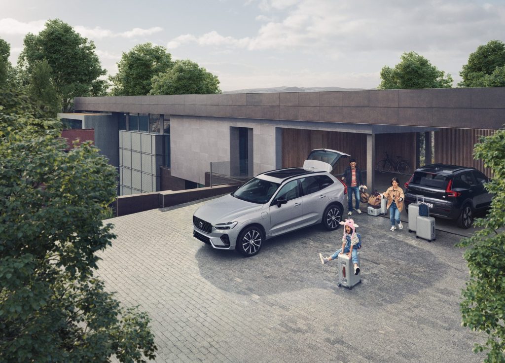 Ljusgrå Volvo XC60 T6 på garageuppfart vid villa.