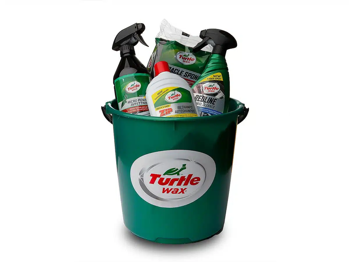 Grön plasthink fylld med produkter som används till biltvätt.