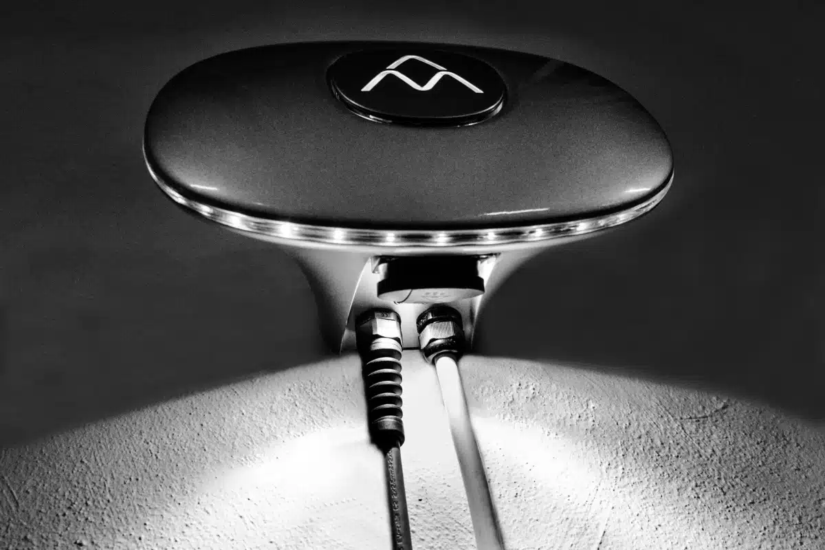 Laddbox med installation Charge Amps Aura 22kW