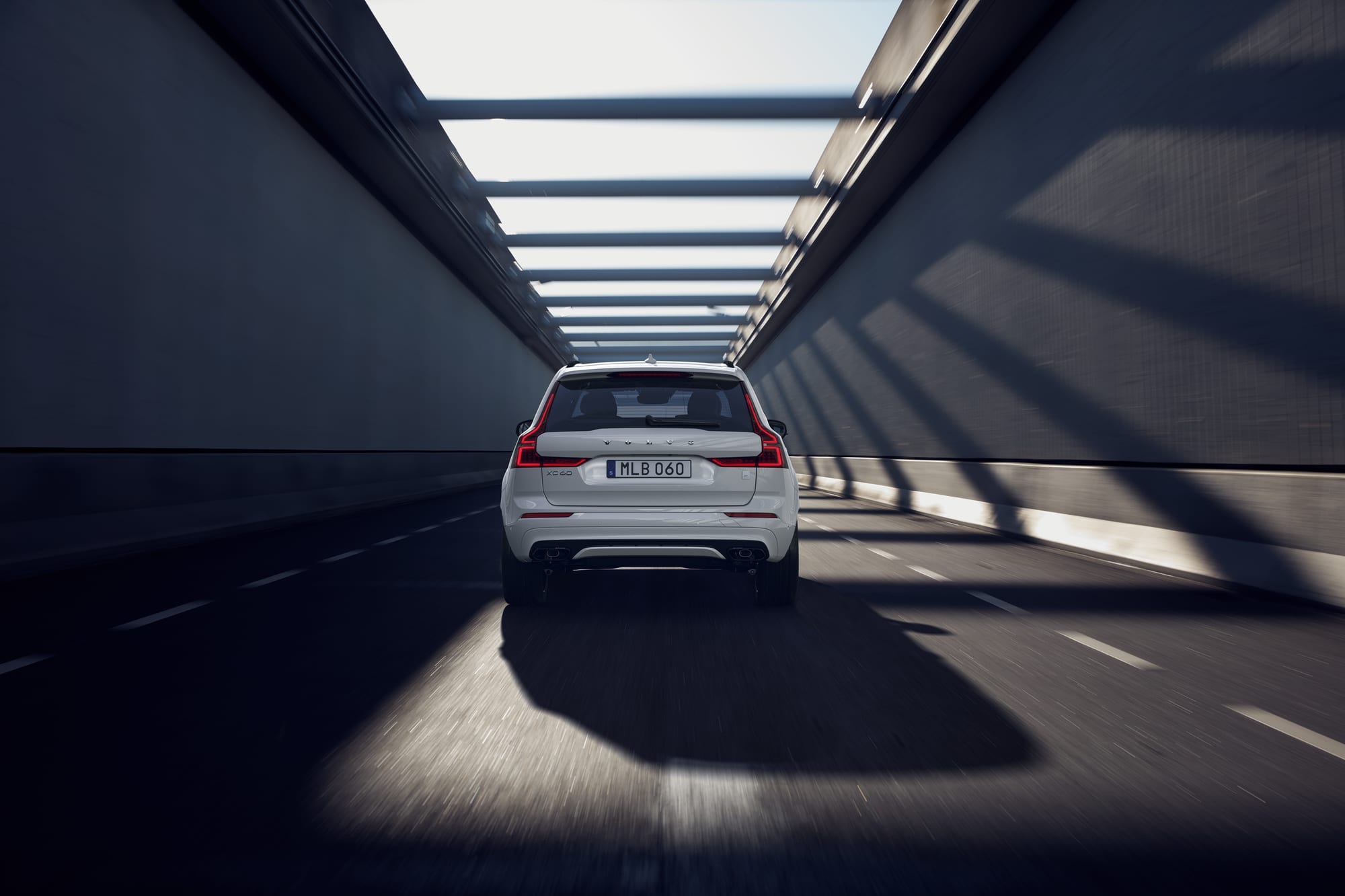 Vit Volvo XC60 kör i en tunnel.