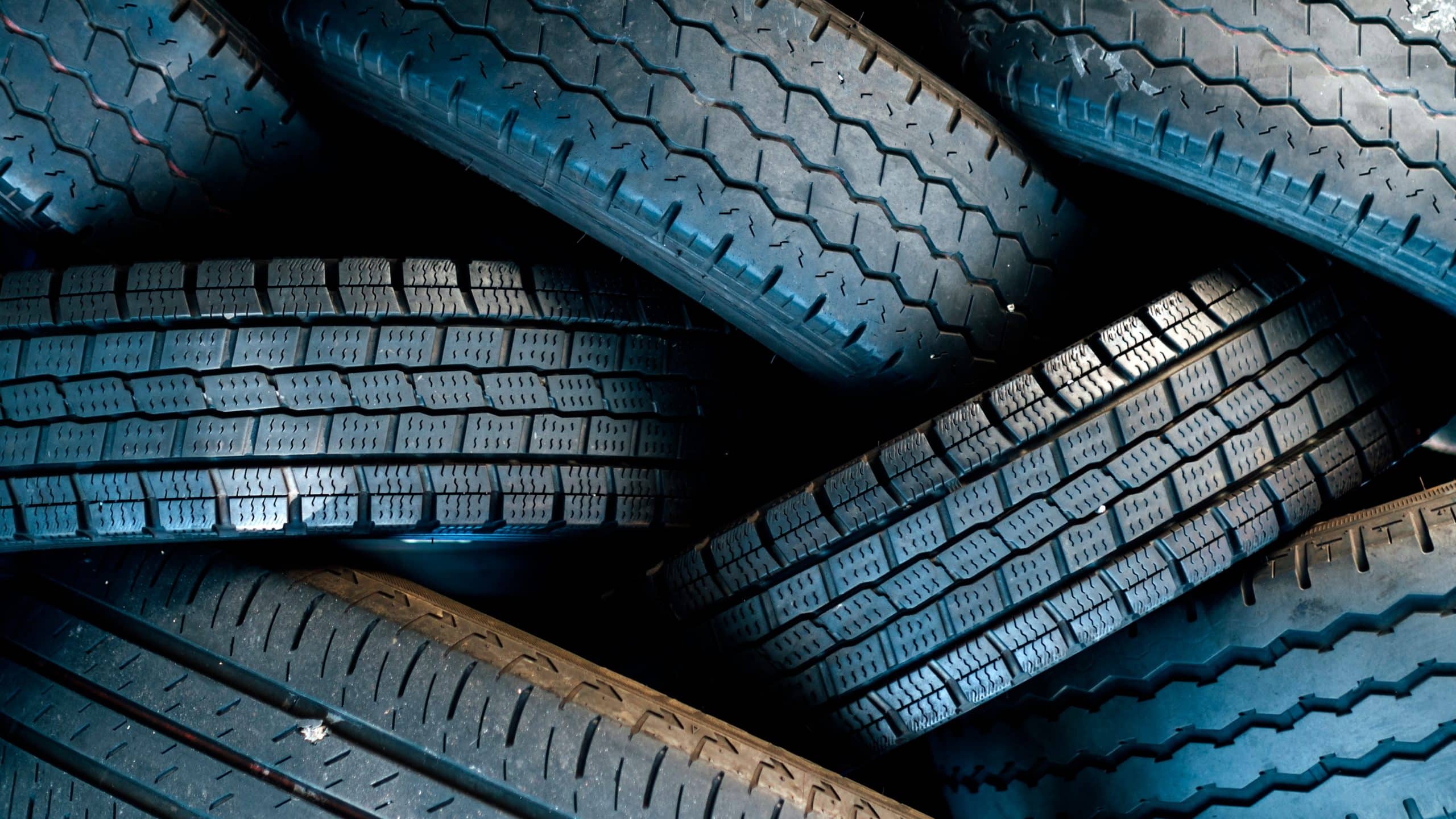 Olika däcktyper ligger blandade huller om buller. Några är slitna, några är nya.