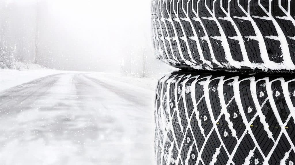 Närbild på dubbat vinterdäck och ett dubbfritt vinterdäck. 