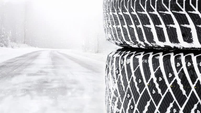 Närbild på dubbat vinterdäck och ett dubbfritt vinterdäck.