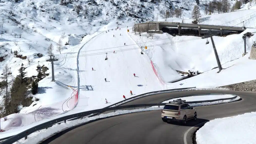 Bil i i vinterlandskap i en skidort. 