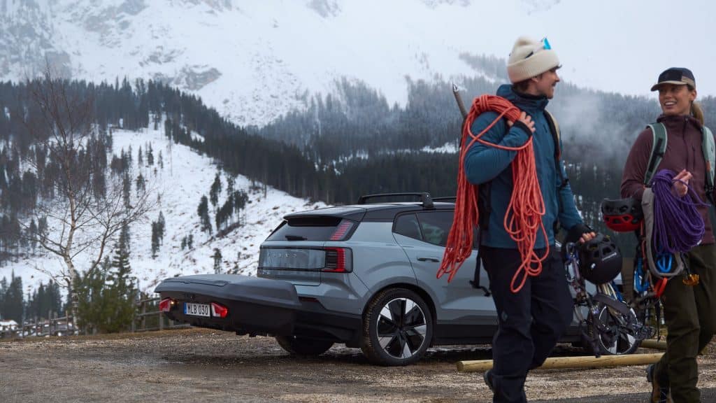 Personer är på roadtrip i fjällen. Bilen är utrustad lasthållare på taket och packbox på dragkroken.
