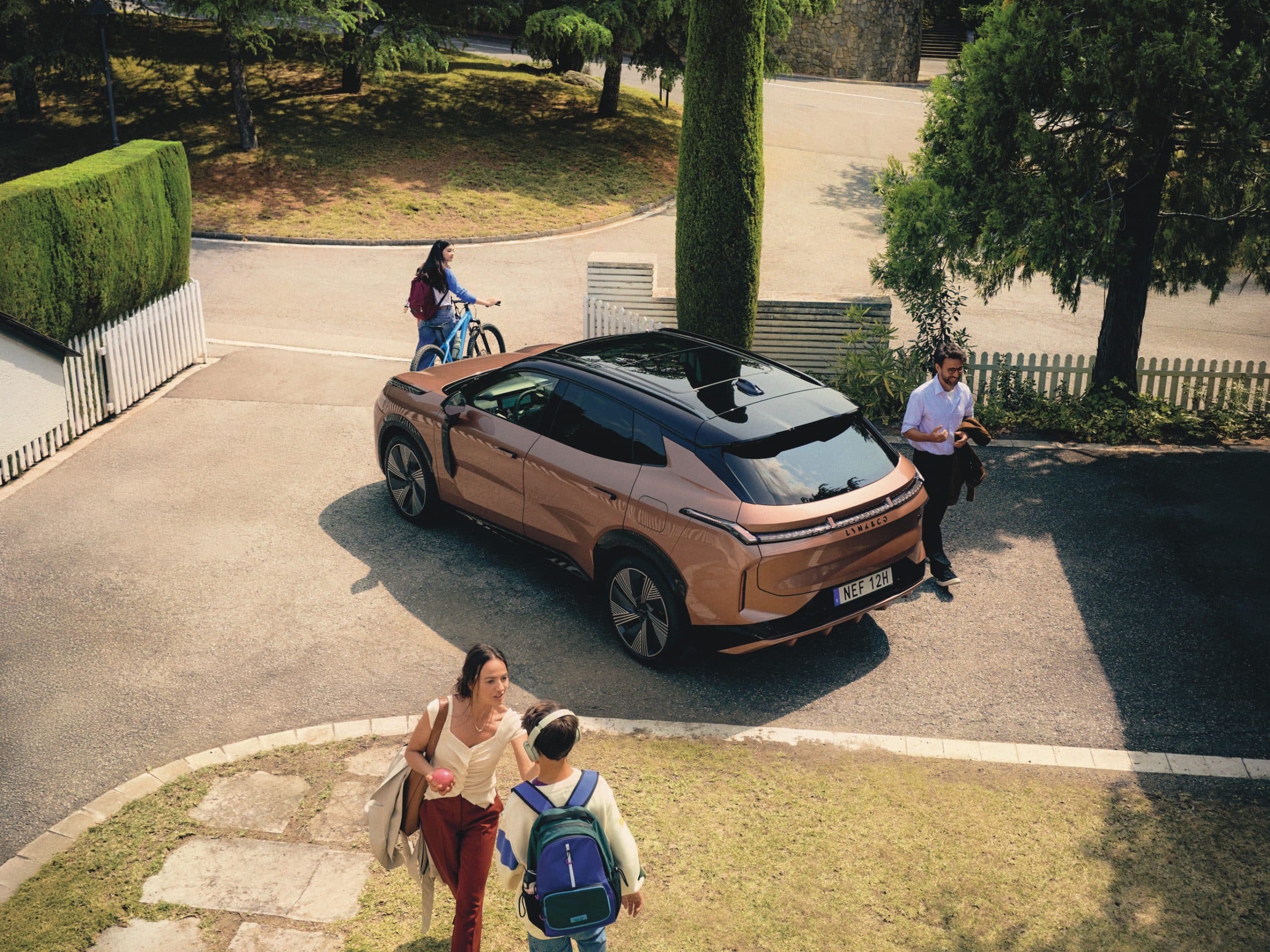 En bil står framför huset. Familjen har nyss parkerat en Lynk & Co 08.