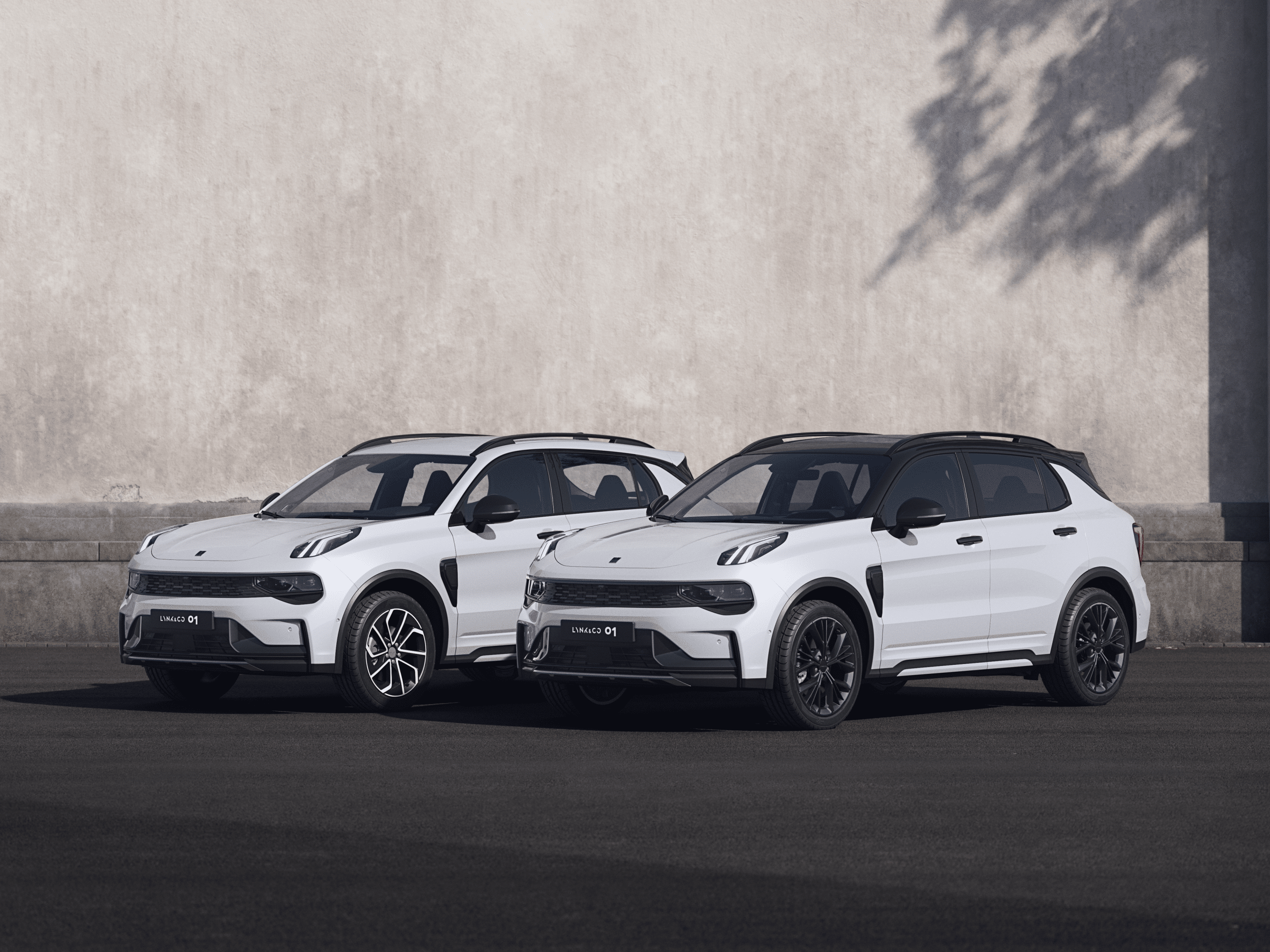 Två vita bilar, båda är Lynk & Co 01.